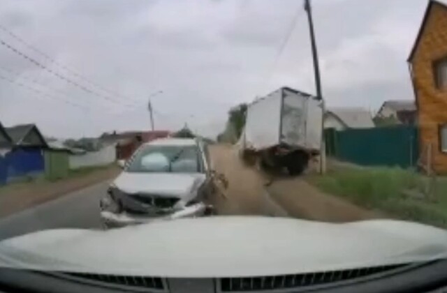 В Омске водитель «Лексуса» почувствовал себя плохо за рулем и протаранил два автомобиля