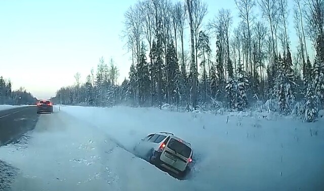 В Ленобласти водитель «Ларгуса» при обгоне столкнулся со встречным автомобилем 