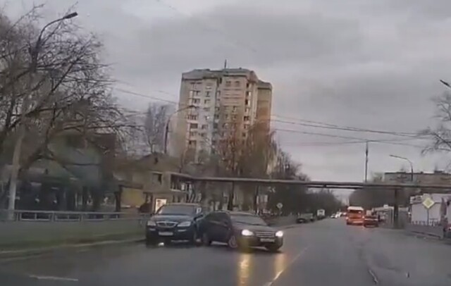 В Нижнем Новгороде водитель универсала выезжал с парковки задним ходом и столкнулся с кроссовером