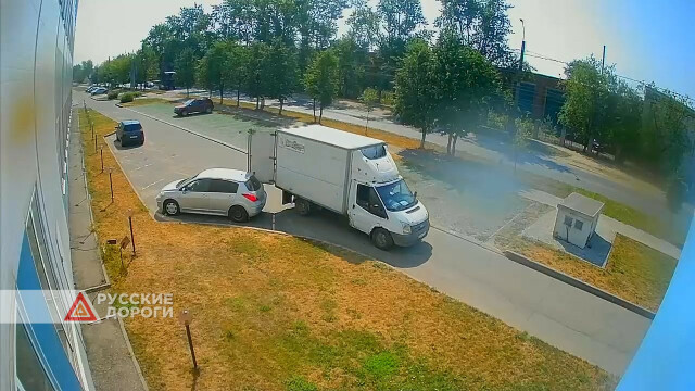 В Иванове фургон задел дверью припаркованную машину