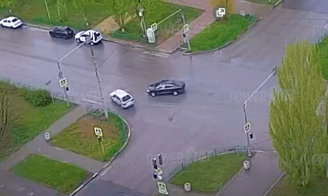 Две легковушки столкнулись на перекрестке в Волжском