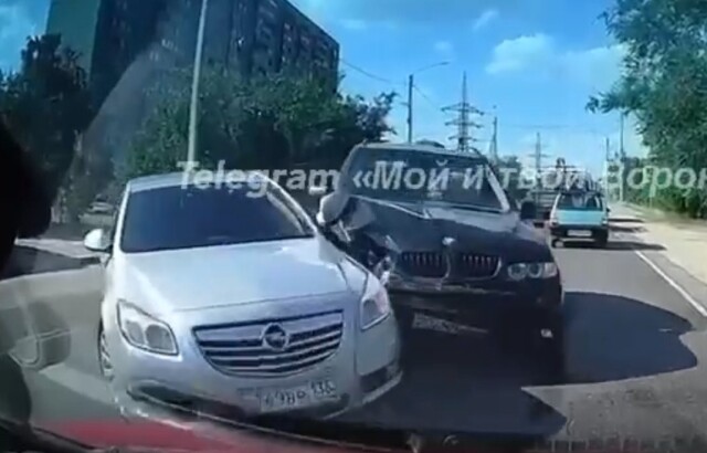 Жесткая авария в Воронеже: водитель «Опеля» пытался развернуться и столкнулся с BMW.