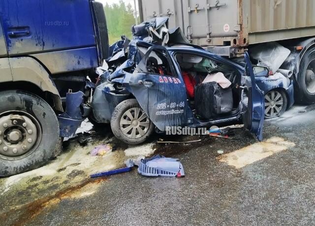 Два большегруза смяли легковушку с людьми под Нижним Новгородом 