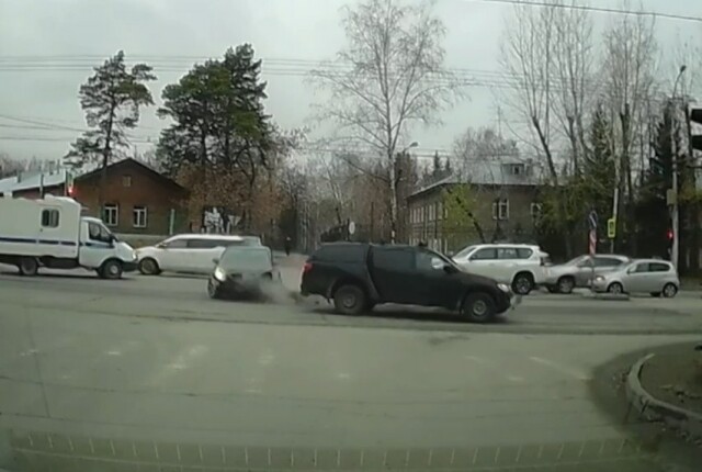 Хэтчбек и пикап столкнулись на перекрестке в Новосибирске