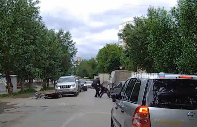 В Екатеринбурге водитель внедорожника избил пешехода
