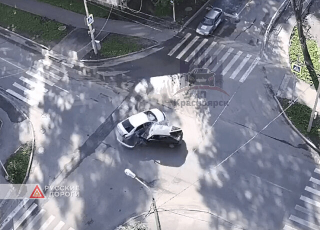 Два автомобиля столкнулись на перекрестке Кутузова — Котовского в Красноярске