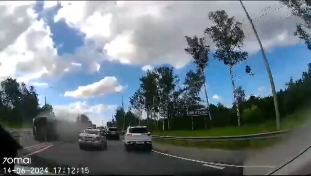 Момент ДТП на Дмитровском шоссе: один автомобиль съехал в кювет, а другой опрокинулся