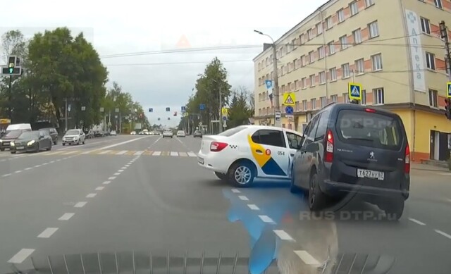 Авария в Смоленске: таксист выехал наперерез и столкнулся с «Пежо»