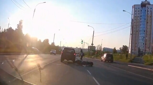 Авария в Томске: мотоциклист не успел затормозить и столкнулся с внедорожником 