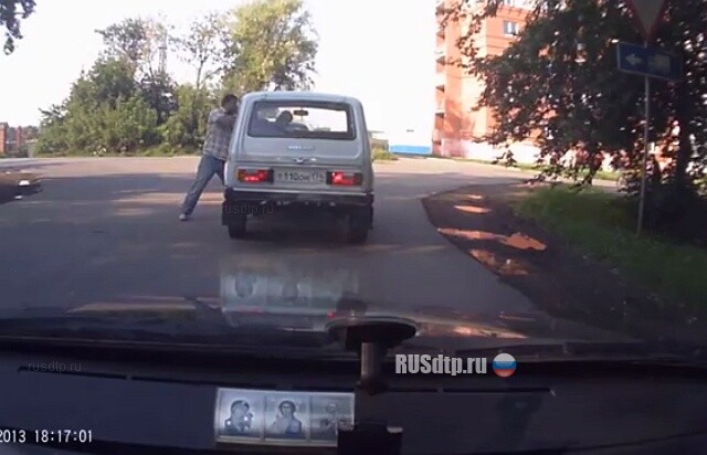 Избил старика 