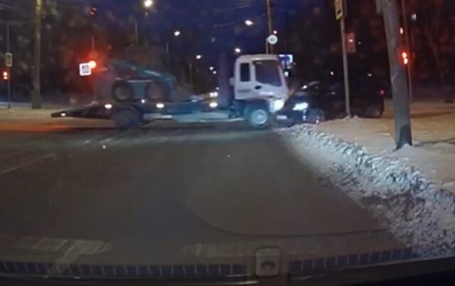 «Вину не признал»: легковой автомобиль и эвакуатор столкнулись в Красноярске