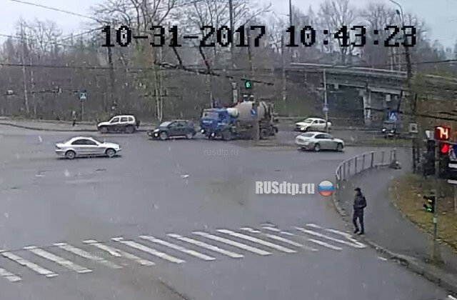 Бетономешалка протаранила три автомобиля в Петрозаводске