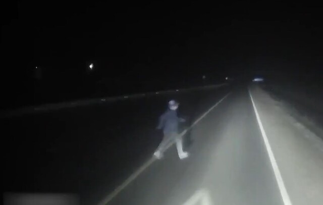 Под Костромой мужчина перебегал дорогу и попал под фуру