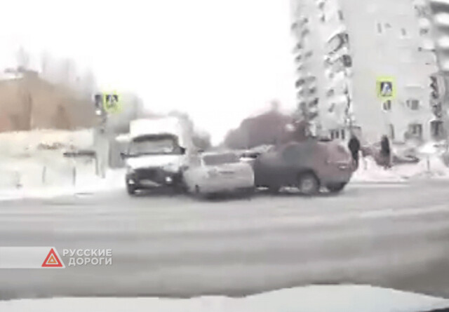 Три автомобиля столкнулись на перекрестке в Омске