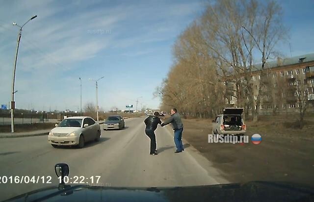 Драка с саперной лопатой