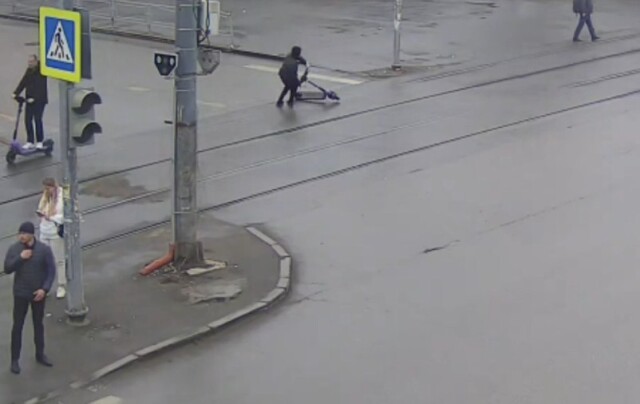 В Екатеринбурге парень на самокате потерял сознание и упал на трамвайные пути 