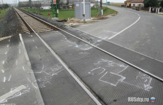 В Венгрии поезд протаранил автомобиль 