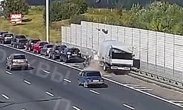 Двое погибли в результате массового ДТП в очереди на АЗС в Москве