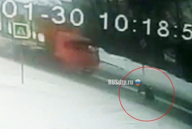 В Усолье-Сибирском женщина поскользнулась и упала под колеса КАМАЗа