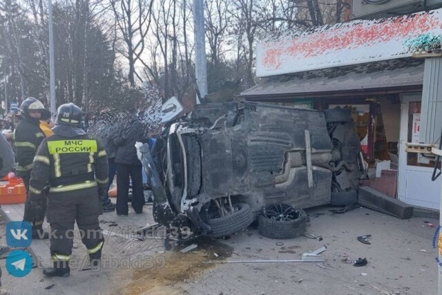 Автомобиль вылетел на тротуар и сбил пешеходов в результате ДТП в Калининградской области 