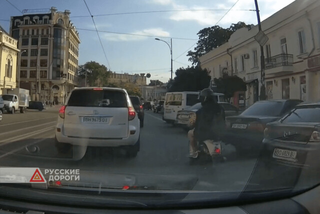 Мопед врезался в дверь легковушки в Одессе