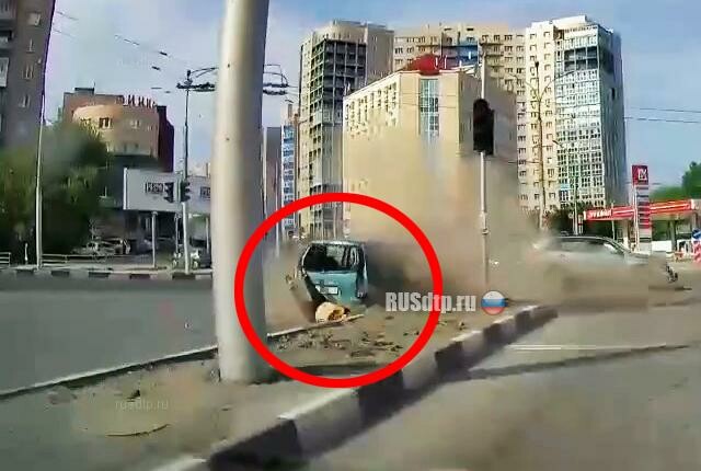 Женщина выпала из автомобиля в результате ДТП в Новосибирске. ВИДЕО