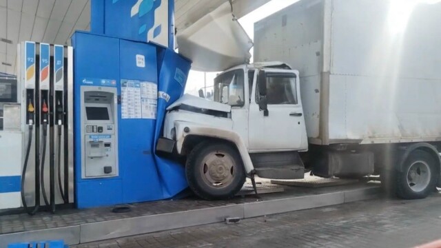 В Белгороде грузовой автомобиль въехал на территорию АЗС и врезался в бензоколонку 