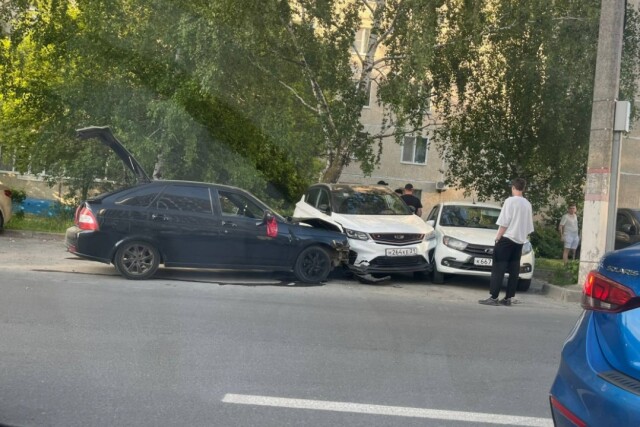 Лихач на «Приоре» устроил массовое ДТП в Чебоксарах 
