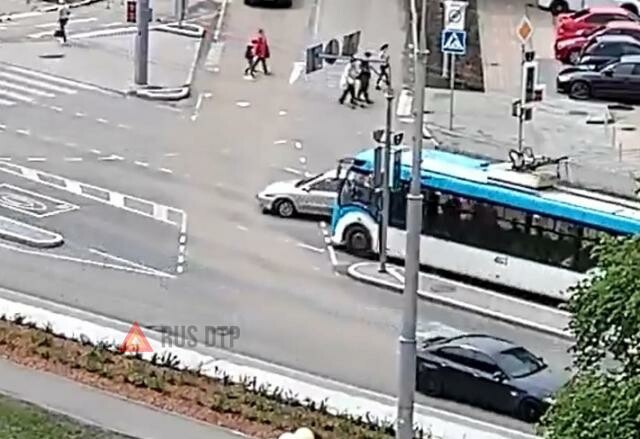 Легковой автомобиль столкнулся с троллейбусом в Белгороде