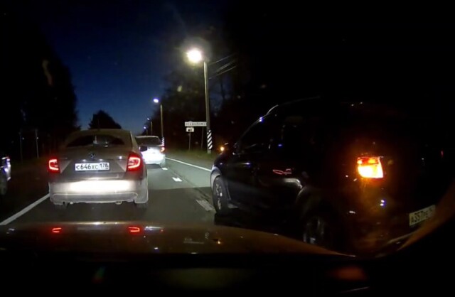 «Я у тебя помеха справа»: конфликт на дороге под Петербургом едва не привел к ДТП 