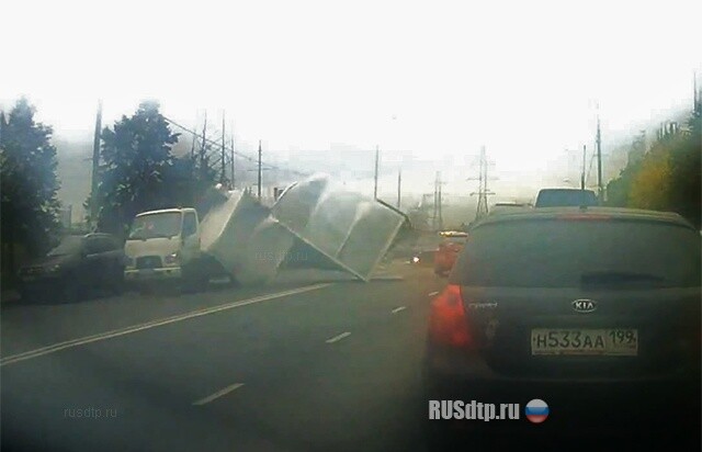 Не чувствует габариты 