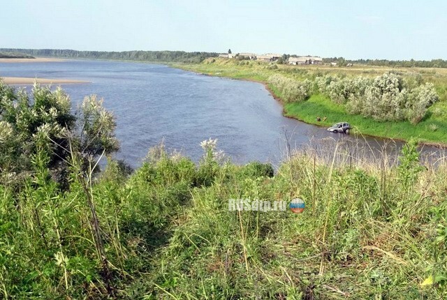 В Архангельской области «Нива» утонула в реке вместе с водителем 