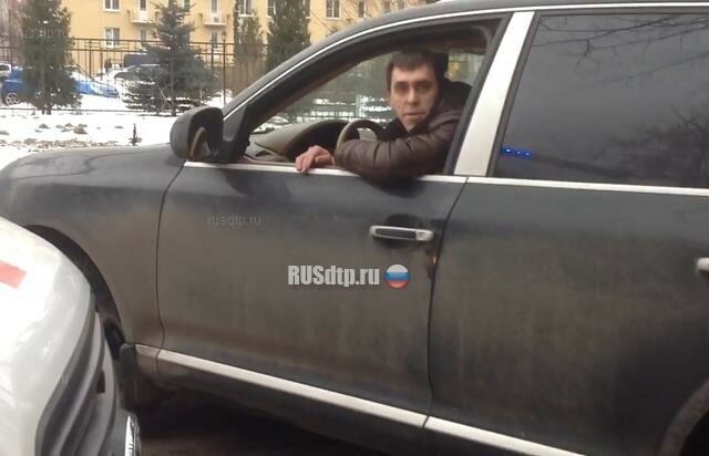 В Петербурге водитель внедорожника Porsche Cayenne перекрыл дорогу скорой помощи