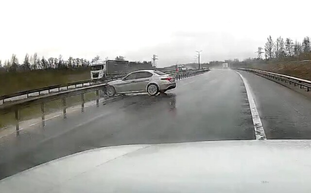 «Поймал аквапланирование»: автомобиль врезался в ограждение под Рязанью