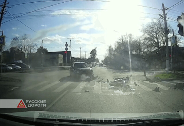 Мотоцикл и легковой автомобиль столкнулись на Кубани