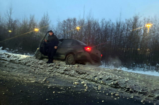 В Санкт-Петербурге водитель кроссовера подрезал седан и скрылся 