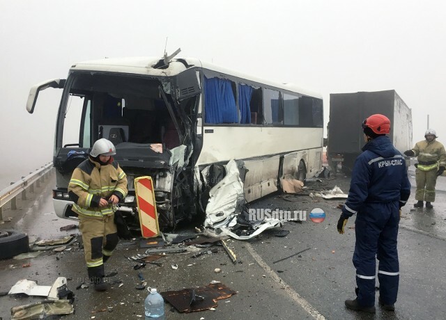 Водитель грузовика погиб в ДТП с автобусом на трассе «Таврида» 