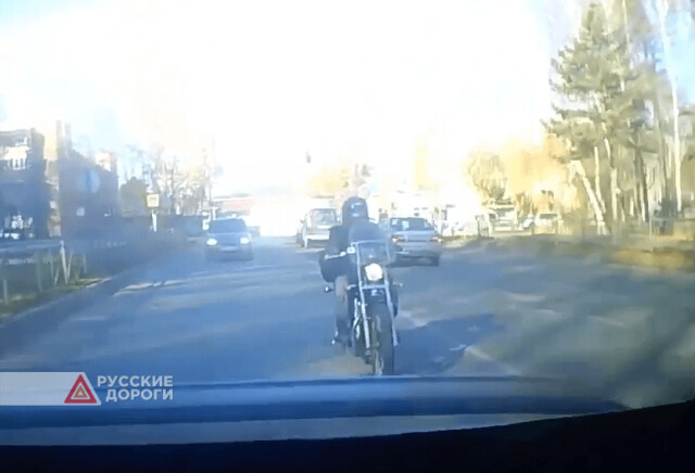 Мотоцикл и микроавтобус столкнулись под Новосибирском