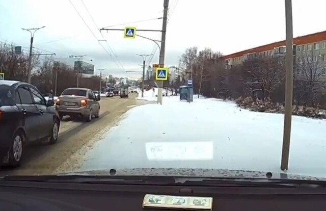 В Чебоксарах водитель «Гранты» подрезал машину с видеорегистратором и уехал
