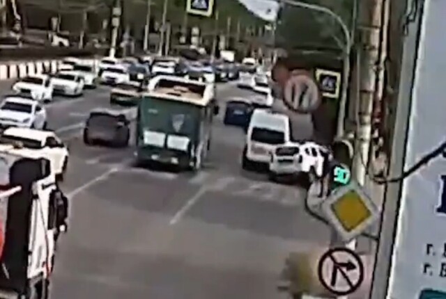 В Волгограде автомобиль столкнулся с маршруткой, после чего вылетел на тротуар и сбил пешеходов 