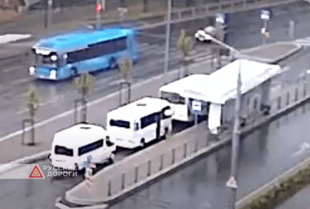 Два автобуса столкнулись на остановке в Белгороде