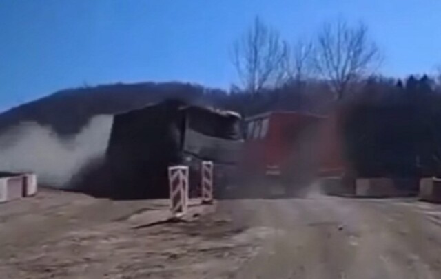 «Водитель остался жив»: на Сахалине самосвал пробил ограждение и упал с обрыва 