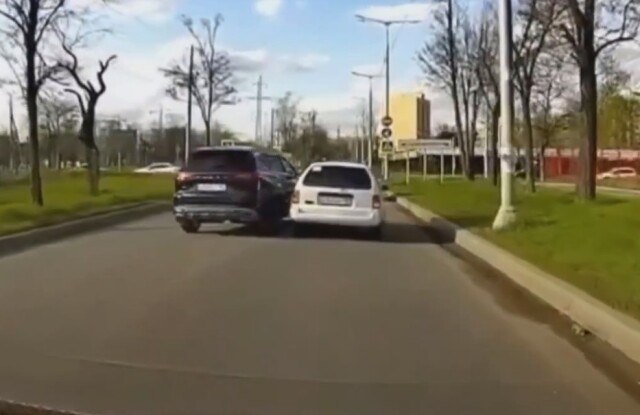 В Мариуполе водитель кроссовера пытался объехать стоящий универсал 