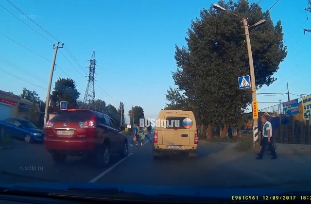 Lexus едва не сбил пешеходов в Таганроге