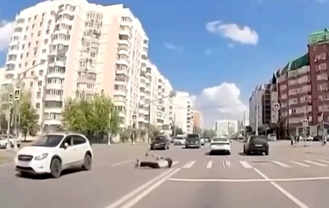 В Москве парень на электросамокате пытался пересечь перекресток на красный и попал под машину 