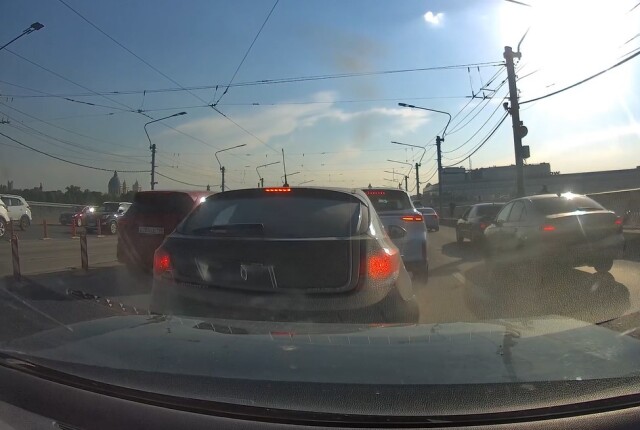 «Ехал и никого не трогал»: водитель попал в ДТП на мосту Александра Невского в Петербурге 