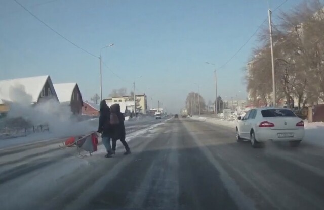 В Омске водитель легкового автомобиля не справился с управлением и вылетел с дороги в сугроб
