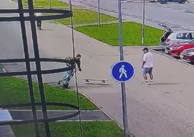 ️В Твери задержали мужчину, который намеренно спровоцировал падение ребёнка с электросамоката