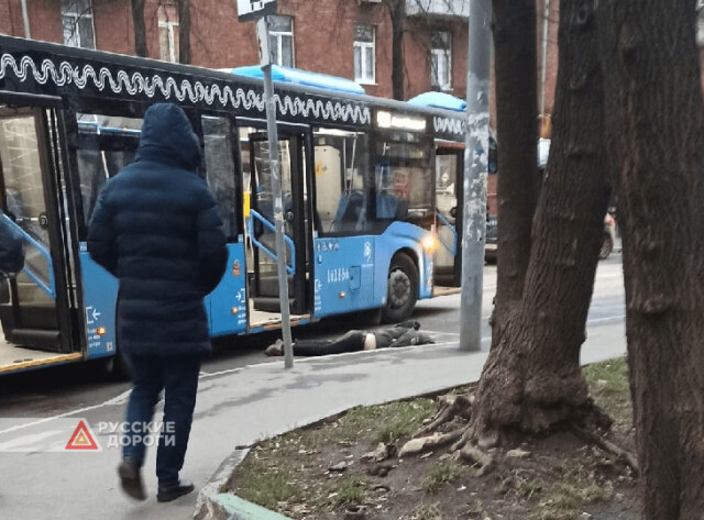 В Москве пешеход шагнул под автобус и погиб 