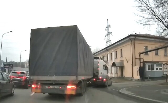 Фура подмяла под себя легковой автомобиль на шоссе Революции в Санкт-Петербурге